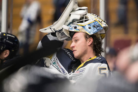 s målvakt Fredrik Pettersson-Wentzel i ishockeymatchen i