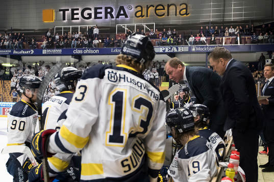 s tränare Johan Lindbom vid time out i tredje perioden i