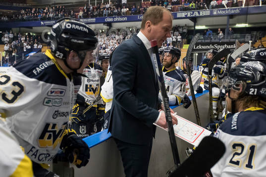 s tränare Johan Lindbom vid time out i tredje perioden i