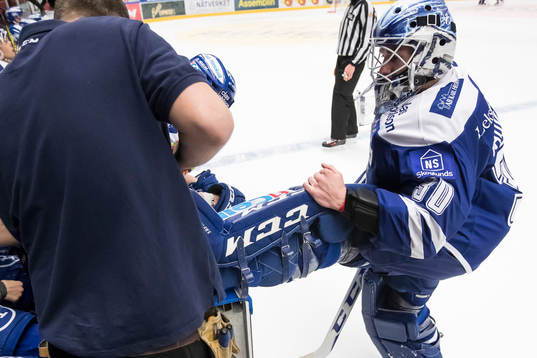 Leksands målvakt Henrik Haukeland får hjälp med