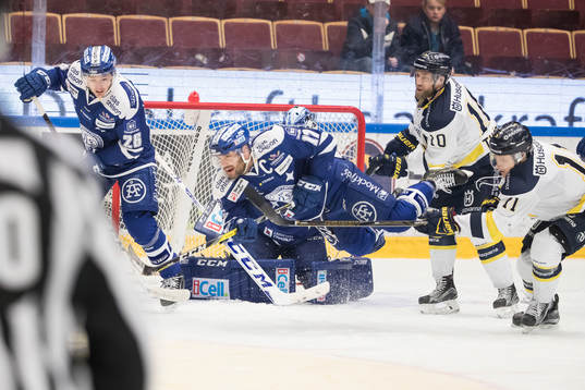 Leksands Jesper Ollas faller framför Leksands Patrik