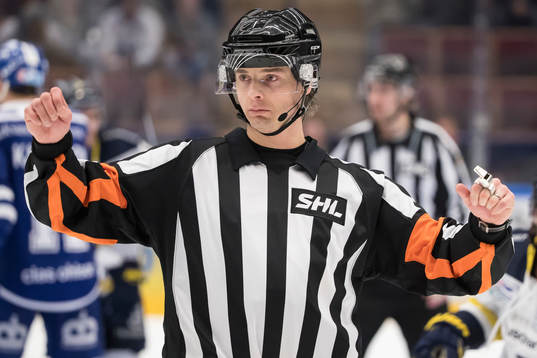 domare Mikael Andersson i ishockeymatchen i SHL mellan