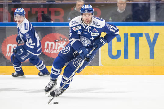 Leksands Jesper Ollas i ishockeymatchen i SHL mellan