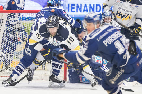 s Martin Thörnberg faller framför Leksands målvakt