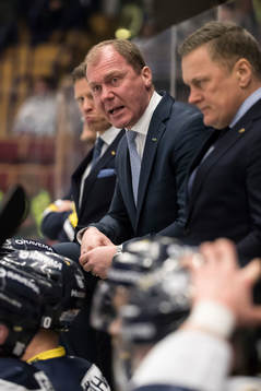 s tränare Johan Lindbom i ishockeymatchen i SHL mellan