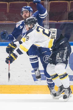 s Anton Bengtsson tacklar Leksands Jesper Ollas i