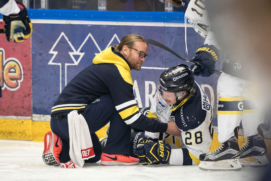 s Anton Bengtsson får hjälp i ishockeymatchen i SHL