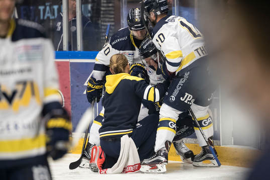 s Anton Bengtsson får hjälp i ishockeymatchen i SHL