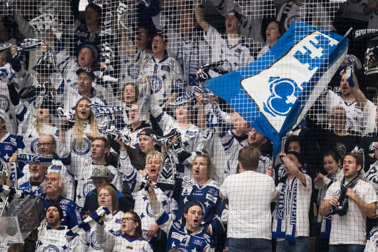 Leksands supporters jublari ishockeymatchen i SHL mellan