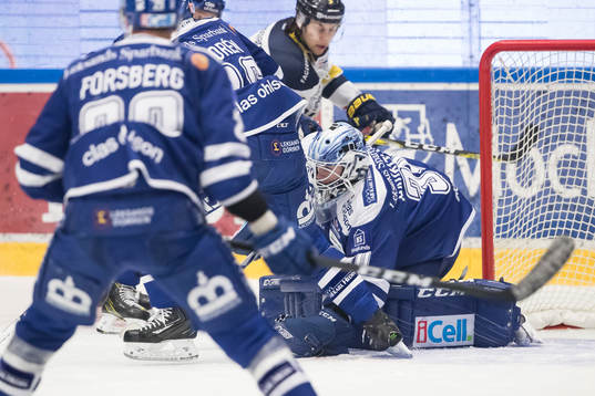 Leksands målvakt Henrik Haukeland blockerar puckeni