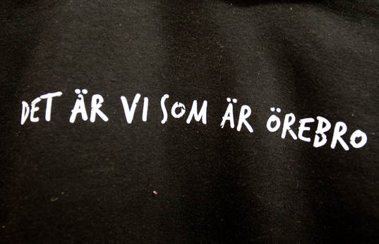 Texten Det är vi som är Örebro på en tröja