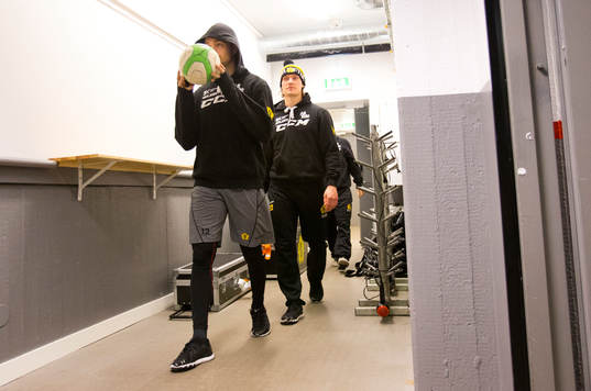 Skellefteås Adam Pettersson med en fotboll