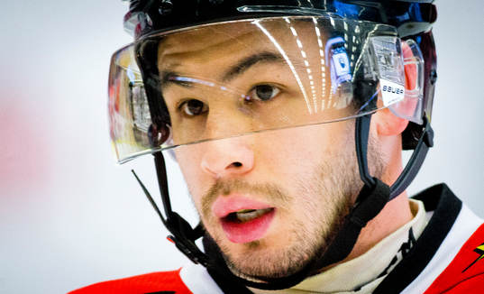 Örebros Greg Squires spelar med mörk plexiglas