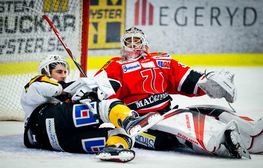 Skellefteås Bud Holloway och Örebro målvakt Axel Brage