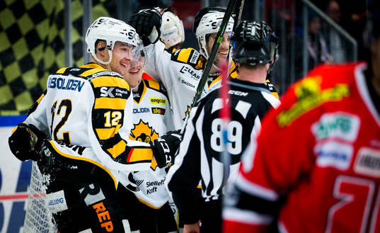 Skellefteås Adam Pettersson jublar 1-2 målet i