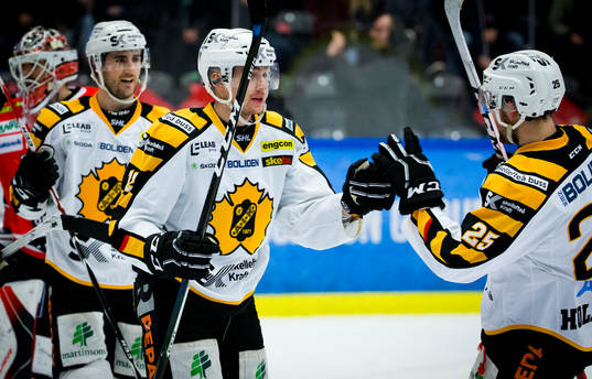 Skellefteås Adam Pettersson jublar med Bud Holloway och