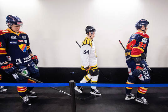 Brynäs Jonathan Pudas bakom Djurgårdens Daniel Brodin
