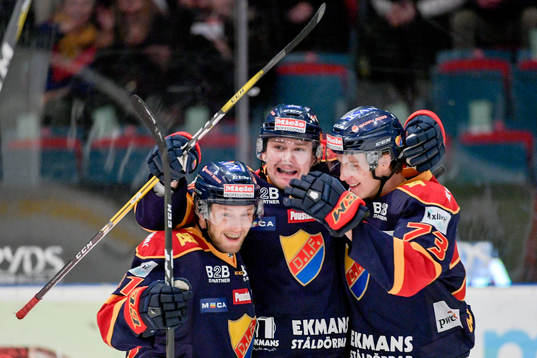 Djurgårdens Linus Johansson jublar med lagkamrater