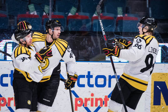 Brynäs Kevin Clark gör 2-1 och jublar med Jesper Jensen
