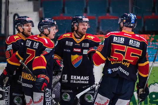 Djurgårdens Mikael Ahlén (m) gör 2-0 och jublar med