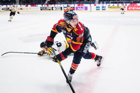 Djurgårdens Axel Jonsson Fjällby tar sig förbi Brynäs