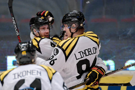 Brynäs Jesper Jensen och Oskar Lindblom jublar