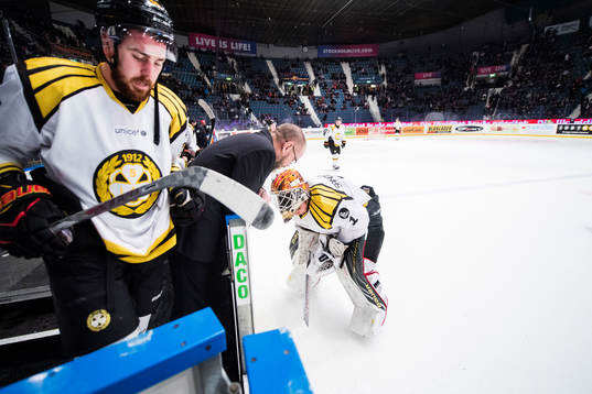 Brynäs Marc Zanetti och målvakt Felix Sandström deppar
