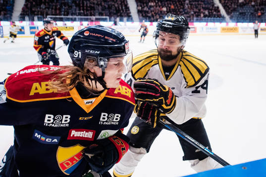 Brynäs Johan Alcén med en tackling på Djurgårdens Axel