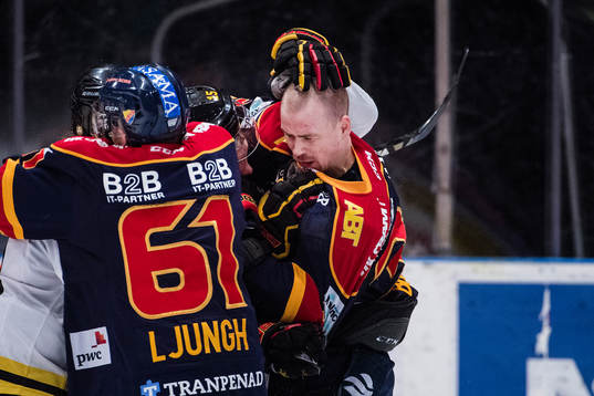 Brynäs Simon Bertilsson och Djurgårdens Daniel Brodin i