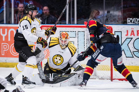 Djurgårdens Daniel Brodin framför Brynäs Simon