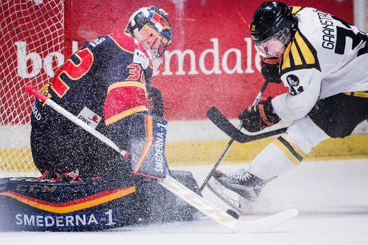 Brynäs Jonathan Granström framför Djurgårdens målvakt
