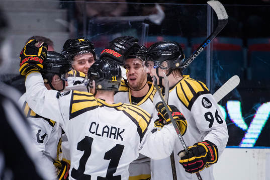 Brynäs Lucas Carlsson jublar med Jonathan Pudas och Jesper