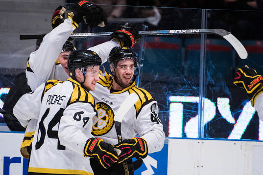 Brynäs Lucas Carlsson jublar med Jonathan Pudas och Jesper