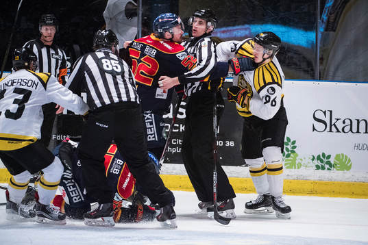 Djurgårdens Mikael Ahlén och Brynäs Oskar Lindblom i