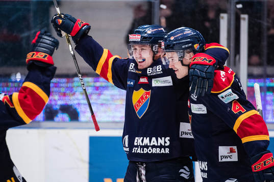 Djurgårdens Linus Johansson jublar med Marcus Högström