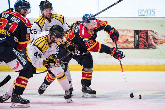 Brynäs Simon Bertilsson och Jacob Blomqvist jagar