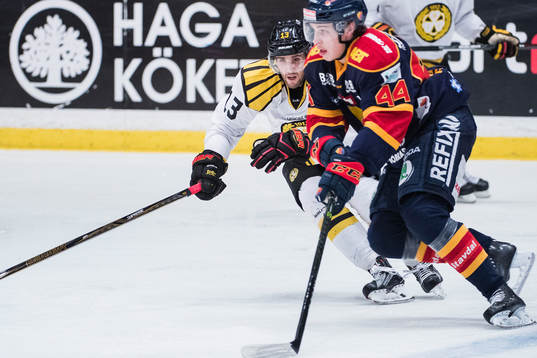 Brynäs Ryan Gunderson jagar Djurgårdens Lukas Vejdemo