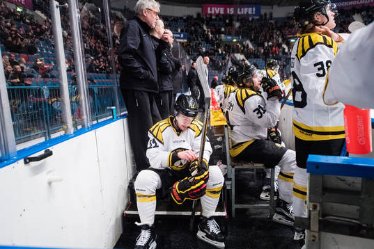 Brynäs Kevin Clark deppar på bänken