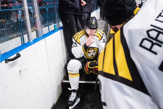 Brynäs Kevin Clark deppar på bänken