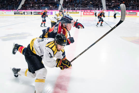 Djurgårdens Emil Johansson med en tackling på Brynäs