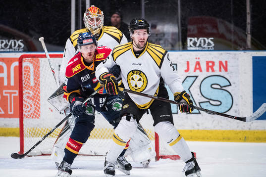 Djurgårdens Daniel Brodin framför Brynäs Simon