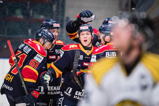 Djurgårdens Patrik Lundh gör 4-3 och jublar med Markus