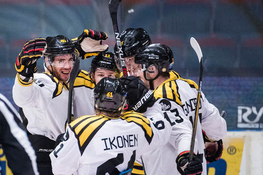Brynäs Jesper Jensen, Kevin Clark och Juuso Ikonen jublar