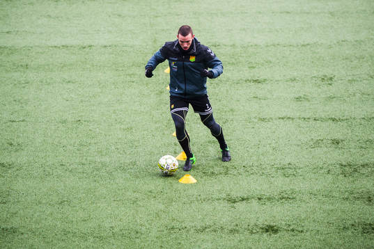 GAIS James Sinclair dribblar mellan koner
