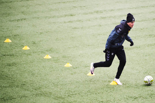 GAIS Luka Mijaljevic dribblar mellan koner