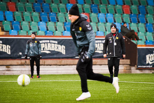 GAIS tränare Benjamin Westman tittar på Luka Mijaljevic