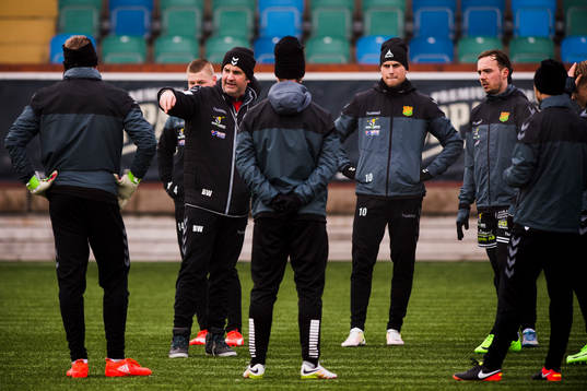 GAIS tränare Benjamin Westman instruerar spelarna