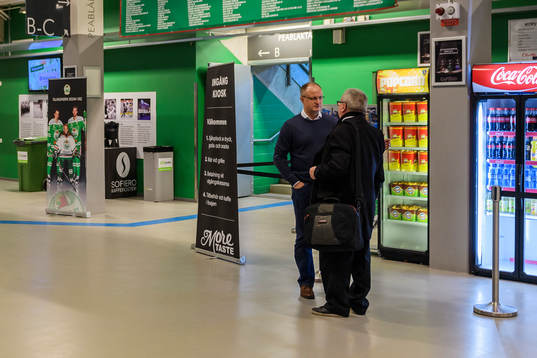 Rögles tränare Anders Eldebrink pratar med besökare i