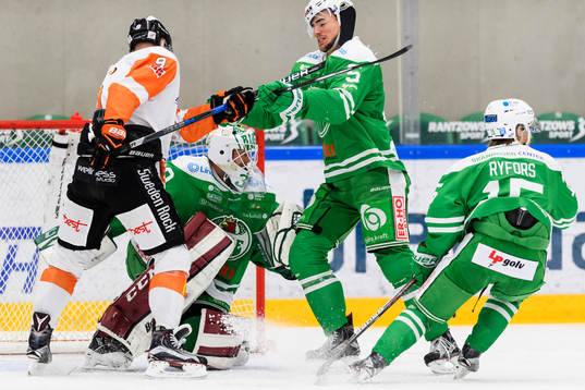 Karlskronas Morten Madsen och Rögles Alen Bibic i kamp