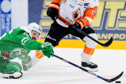 Rögles Kevin Marshall och Karlskronas Joel Kellman i kamp